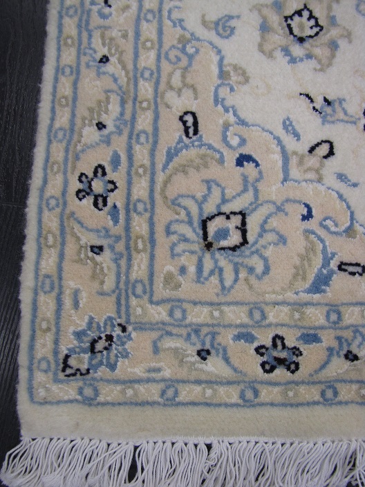 Nain 9 LA Cream käsinsolmittu villamatto 61x89 cm