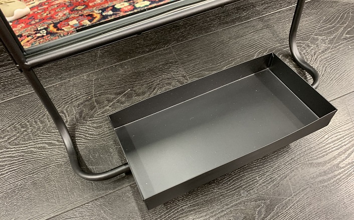 Black peili hyllyllä musta