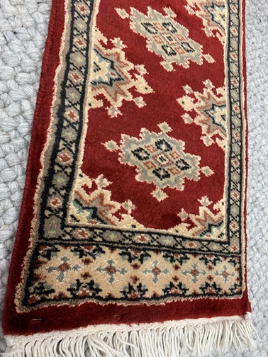 Pakistan käsinsolmittu pöytäliina punainen 28x118 cm