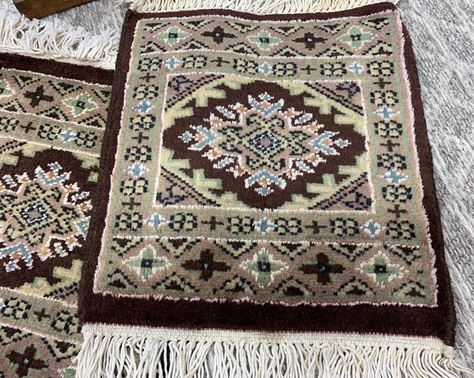 Pakistan pienet käsinsolmitut villamatot ruskea 30x30 cm