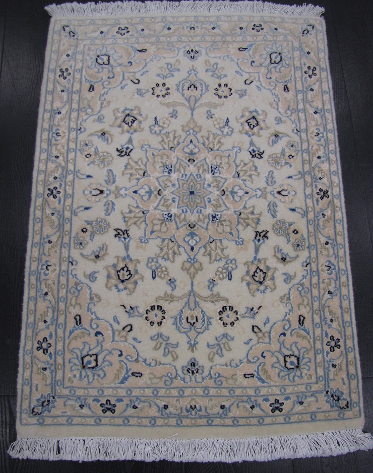 Nain 9 LA Cream käsinsolmittu villamatto 61x89 cm