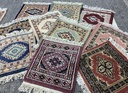 Pakistan pienet käsinsolmitut villamatot 30x30 cm - lajitelma