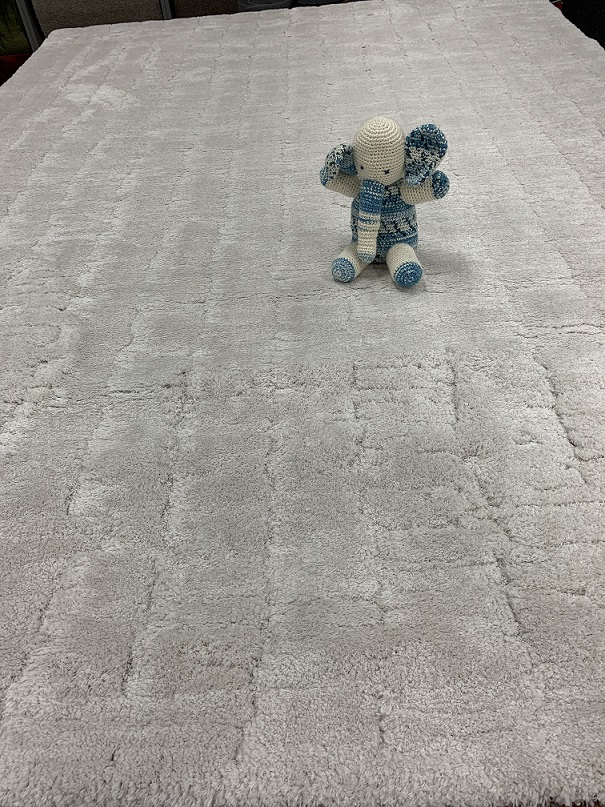 Feliz nukkamatto luonnonvaalea