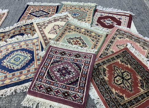 [PAKISTAN3030VIININPUNAINEN] Pakistan pienet käsinsolmitut villamatot 30x30 cm - lajitelma (viininpunainen)