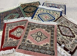 Pakistan pienet käsinsolmitut villamatot 30x30 cm - lajitelma